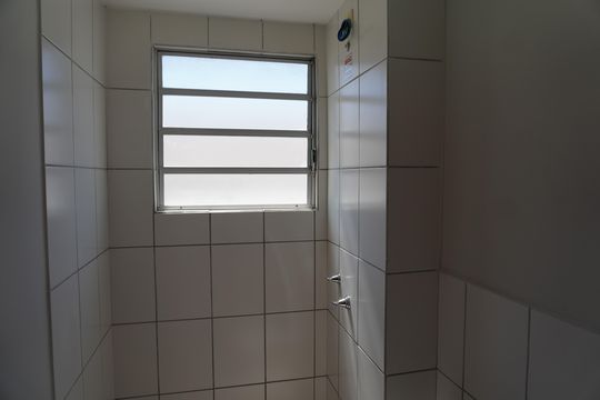 Banheiro de apartamento à venda com 2 quartos, 42m² em Jardim Bertoni, Americana