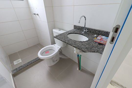Banheiro  de apartamento para alugar com 2 quartos, 45m² em Lomba do Pinheiro, Porto Alegre