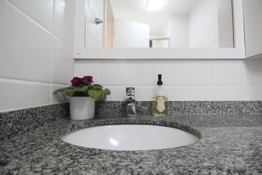 Banheiro de apartamento à venda com 2 quartos, 58m² em Santo Amaro, São Paulo