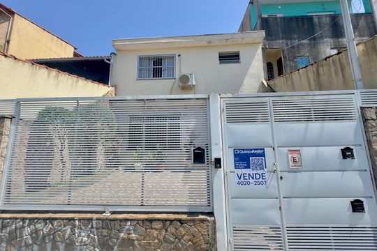 Placa instalada na fachada do imóvel  de casa à venda com 3 quartos, 147m² em Vila Zamataro, Guarulhos