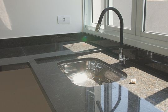 Cozinha de apartamento para alugar com 1 quarto, 56m² em Campininha, São Paulo