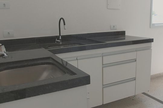 Cozinha de apartamento para alugar com 1 quarto, 32m² em Campininha, São Paulo