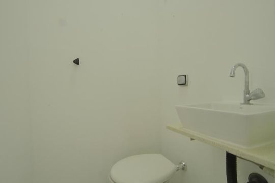 Banheiro de serviço de apartamento para alugar com 1 quarto, 55m² em Taboão, São Bernardo do Campo