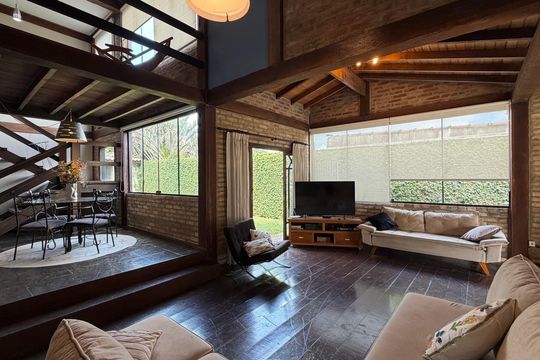 Casa de Condomínio para alugar com 3 quartos, 600m² em Jardim Ana Estela, Carapicuíba