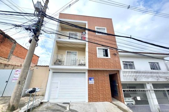 Placa instalada na fachada do imóvel de apartamento para alugar com 2 quartos, 47m² em Jardim Rosana, Guarulhos