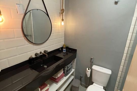 Banheiro de apartamento à venda com 2 quartos, 73m² em Floresta, Porto Alegre