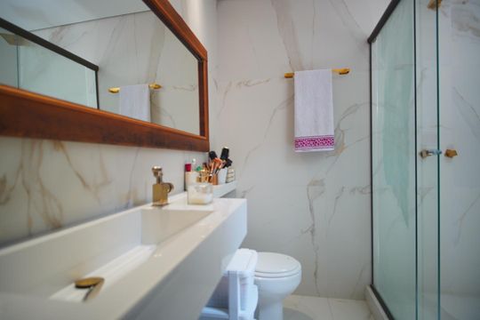 Banheiro da Suíte de apartamento à venda com 2 quartos, 73m² em Floresta, Porto Alegre