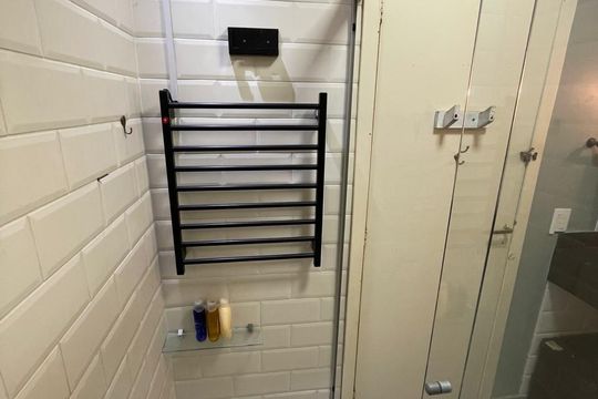 Banheiro de apartamento à venda com 2 quartos, 73m² em Floresta, Porto Alegre