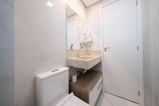 Banheiro de apartamento à venda com 2 quartos, 54m² em Parque Boturussu, São Paulo