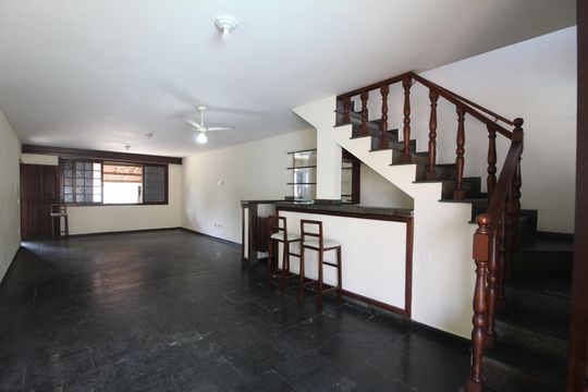 Casa de Condomínio para alugar com 4 quartos, 265m² em Taquara, Rio de Janeiro