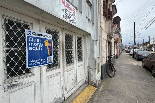 Placa instalada de casa para alugar com 3 quartos, 213m² em Vila Mathias, Santos