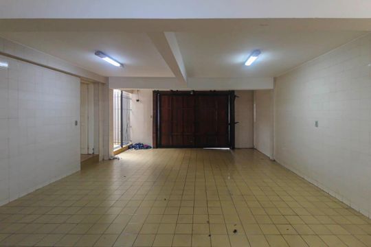 Garagem de casa à venda com 3 quartos, 150m² em Jardim Ivone, São Paulo