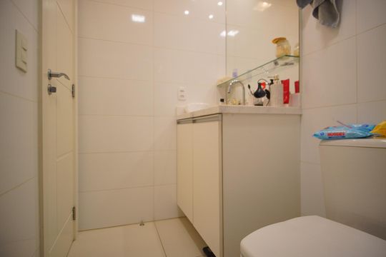 Banheiro de kitnet/studio à venda com 1 quarto, 39m² em Independência, Porto Alegre