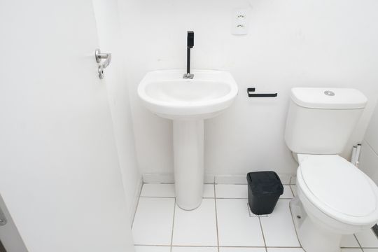 Banheiro de apartamento para alugar com 2 quartos, 49m² em Ponto Chic, Nova Iguaçu