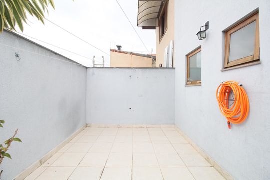 Quintal nos Fundos de casa para alugar com 4 quartos, 163m² em Jardim Londrina, São Paulo