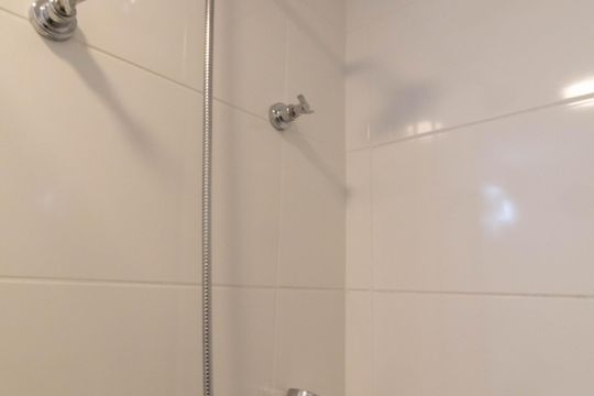 Banheiro de kitnet/studio para alugar com 0 quarto, 30m² em Picanço, Guarulhos