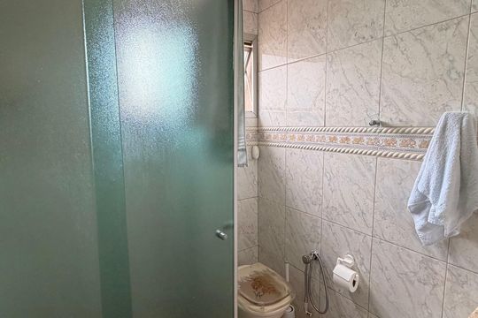 Banheiro social de apartamento à venda com 2 quartos, 64m² em Vila Caminho do Mar, São Bernardo do Campo