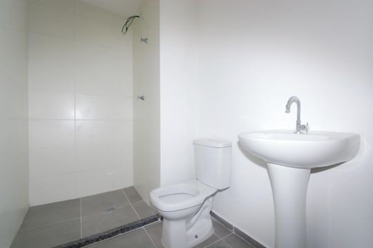 Banheiro de apartamento para alugar com 2 quartos, 38m² em Picanço, Guarulhos