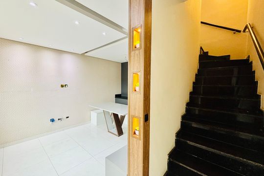 Escada de casa de condomínio para alugar com 2 quartos, 73m² em Vila Aricanduva, São Paulo