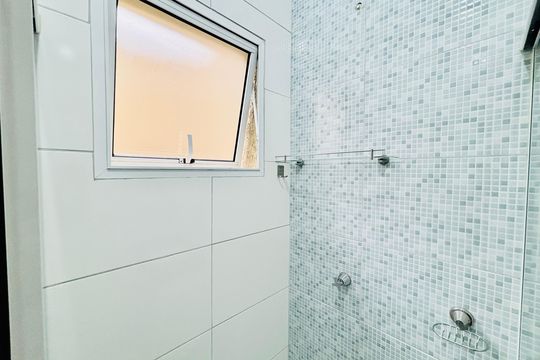 Banheiro da Suíte 1 de casa de condomínio para alugar com 2 quartos, 73m² em Vila Aricanduva, São Paulo