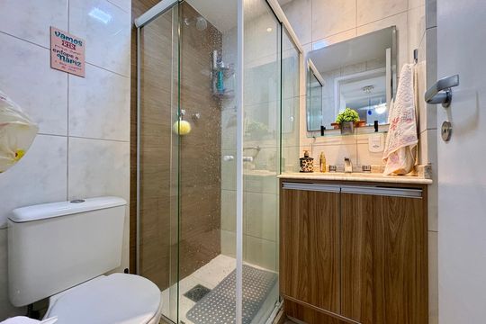 Banheiro de apartamento à venda com 2 quartos, 57m² em Tanque, Rio de Janeiro
