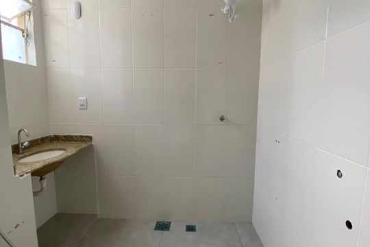 banheiro  de apartamento para alugar com 2 quartos, 58m² em Centro, Belo Horizonte