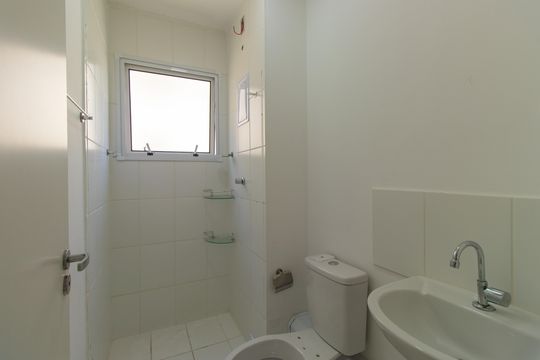 Banheiro de apartamento para alugar com 2 quartos, 45m² em Roselândia, Cotia