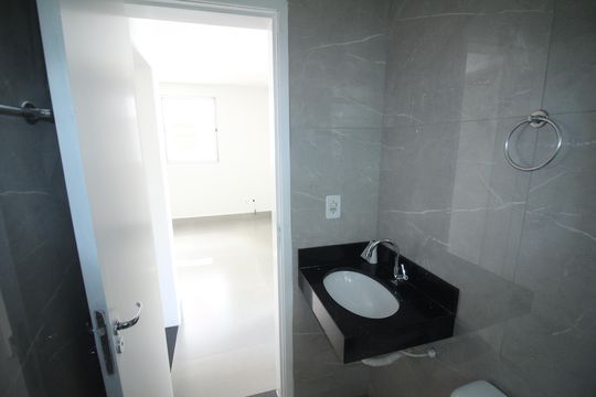 Banheiro de apartamento para alugar com 2 quartos, 50m² em Olaria, Contagem