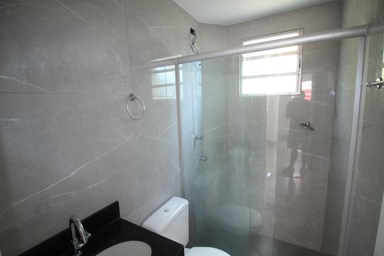 Banheiro de apartamento para alugar com 2 quartos, 50m² em Olaria, Contagem