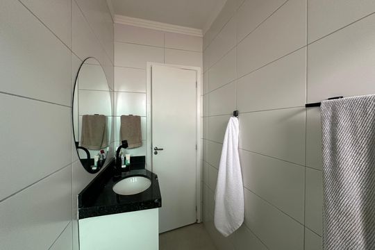 Banheiro de apartamento para alugar com 1 quarto, 65m² em Parque Bitaru, São Vicente