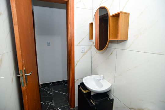 Banheiro de apartamento para alugar com 1 quarto, 33m² em Jardim Algarve, Alvorada