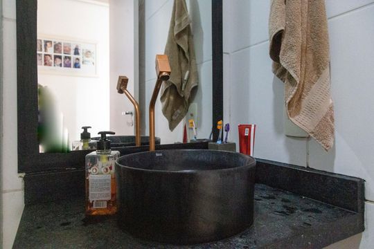 Banheiro social de apartamento à venda com 3 quartos, 56m² em Jardim Testae, Guarulhos