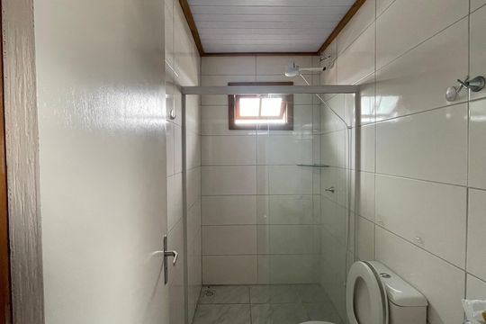 Banheiro de kitnet/studio para alugar com 1 quarto, 30m² em Forquilhas, São José