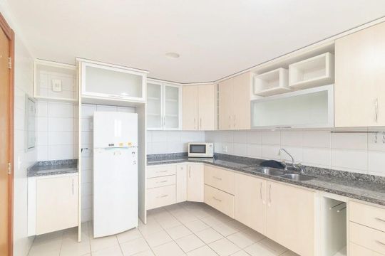 Cozinha de apartamento para alugar com 3 quartos, 100m² em Menino Deus, Porto Alegre