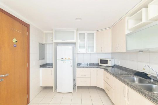 Cozinha de apartamento para alugar com 3 quartos, 100m² em Menino Deus, Porto Alegre