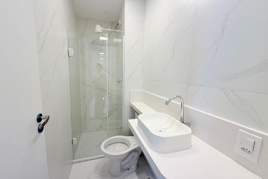 Banheiro  de apartamento para alugar com 2 quartos, 32m² em Jardim Caravelas, São Paulo