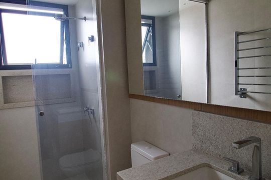 Banheiro de apartamento para alugar com 1 quarto, 35m² em Centro, Curitiba