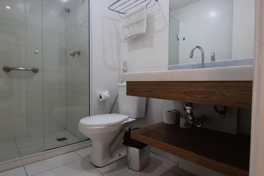 Banheiro da suíte de kitnet/studio para alugar com 1 quarto, 28m² em Camorim, Rio de Janeiro