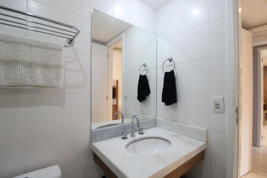 Banheiro da suíte de kitnet/studio para alugar com 1 quarto, 28m² em Camorim, Rio de Janeiro