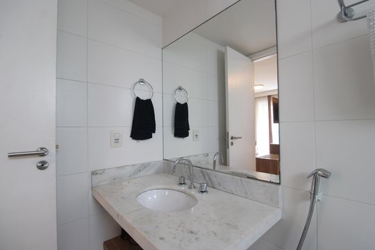 Banheiro da suíte de kitnet/studio para alugar com 1 quarto, 40m² em Camorim, Rio de Janeiro