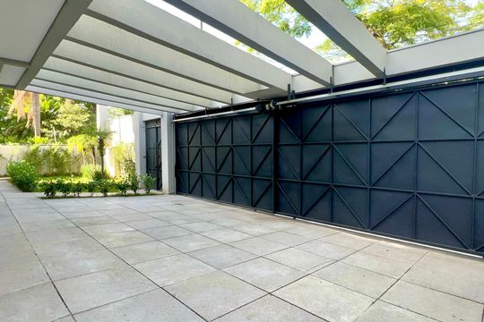Garagem de casa à venda com 6 quartos, 600m² em Jardim Paulista, São Paulo