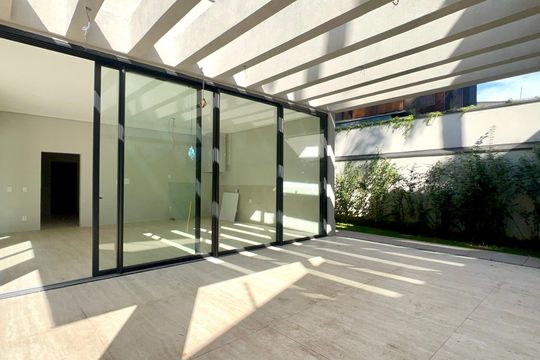 Quintal de casa à venda com 6 quartos, 600m² em Jardim Paulista, São Paulo