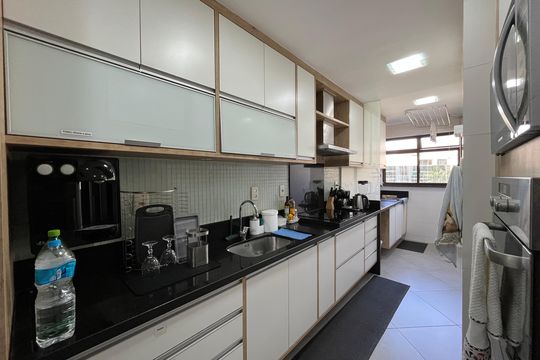 Cozinha de apartamento para alugar com 2 quartos, 80m² em Barra da Tijuca, Rio de Janeiro
