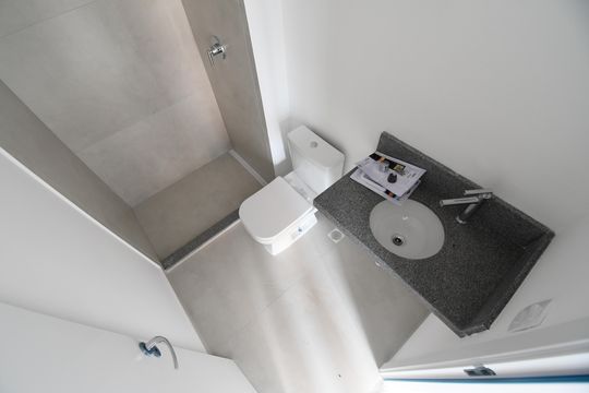 Banheiro de kitnet/studio à venda com 1 quarto, 22m² em Centro, Curitiba