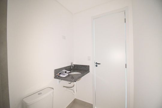 Banheiro de kitnet/studio à venda com 1 quarto, 22m² em Centro, Curitiba