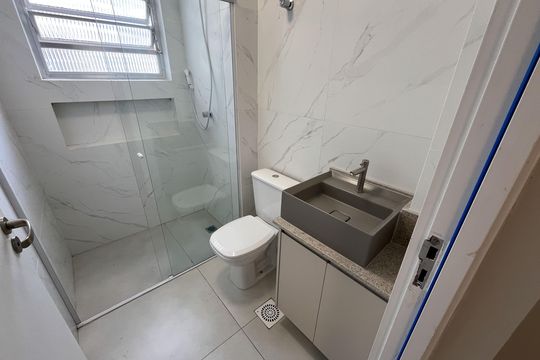 Banheiro de apartamento para alugar com 1 quarto, 42m² em Ponta da Praia, Santos