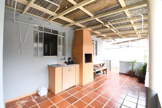 Área externa de casa à venda com 7 quartos, 407m² em Cajuru, Curitiba