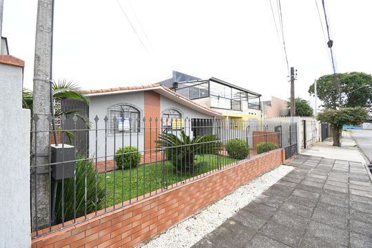 Fachada de casa à venda com 7 quartos, 407m² em Cajuru, Curitiba