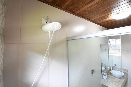 Banheiro da Suíte casa 2 de casa à venda com 7 quartos, 407m² em Cajuru, Curitiba