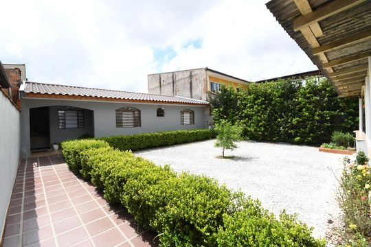 Área externa de casa à venda com 7 quartos, 407m² em Cajuru, Curitiba